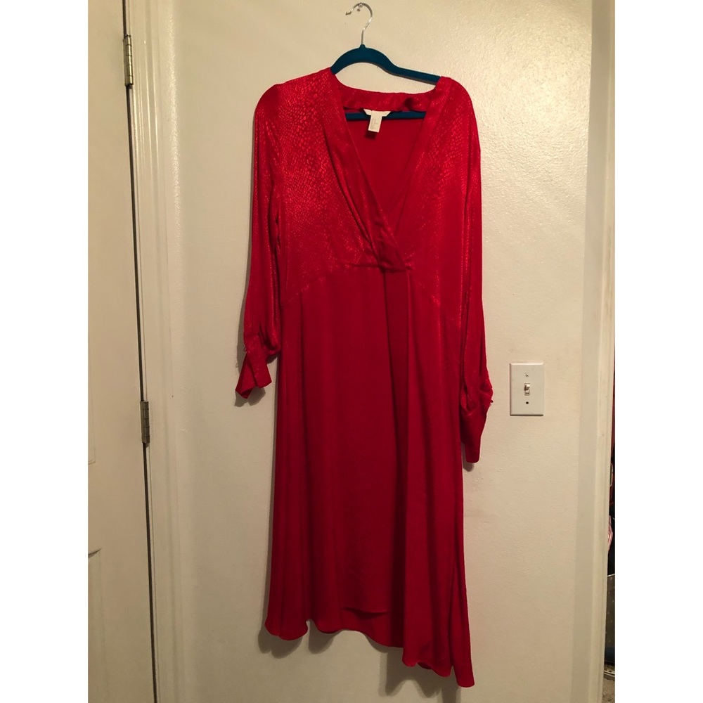 Red dress with perfect details! 😍